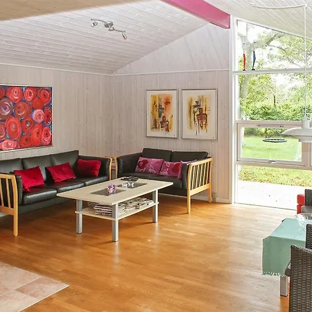 펜션 Four-bedroom Holiday In *